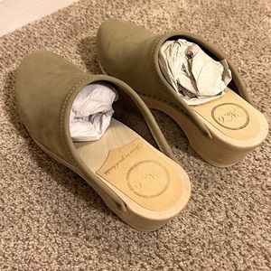 No. 6 Valley low Bast suede khaki colored clogs size 36 worn once, like new